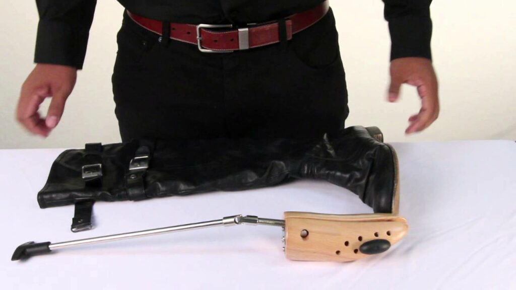 Boot stretching tool