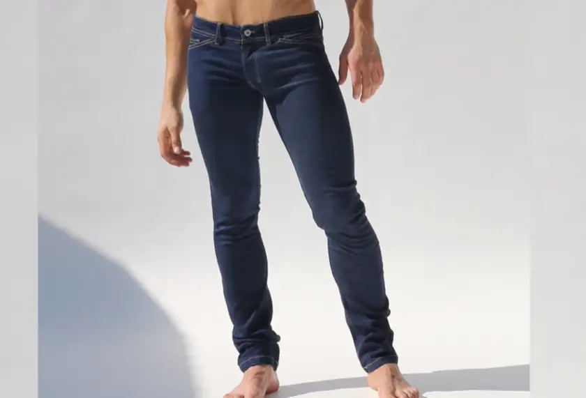 Usar jeans más abajo en las caderas puede hacer que la mezclilla toque la piel y se arrugue