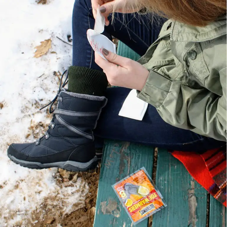 Using chemical warmers in rubber boots