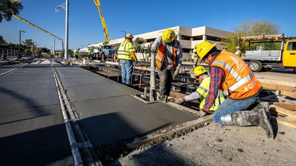 Work with wet concrete in the construction